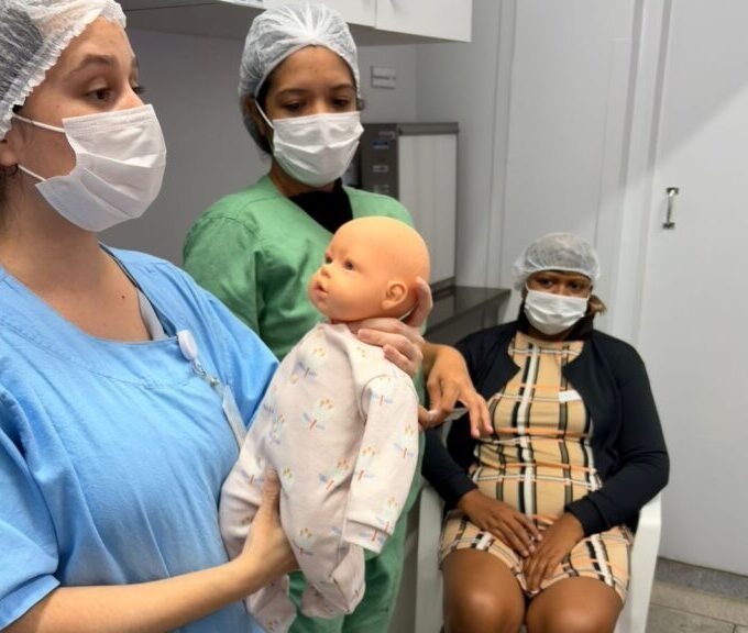 Ação educativa na Unidade de Cuidados Intermediários Neonatais (Ucin) orienta familiares para atuação segura em situações de emergência (Foto: Hélmiton Prateado)
