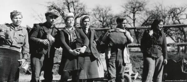 Grupo de civis russos que foi obrigado a fazer trabalhos forçados durante o regime nazista — Foto: Foto: Everett Collection/IMAGO