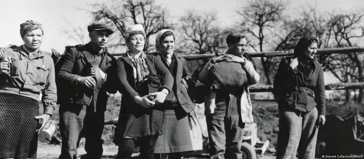 Grupo de civis russos que foi obrigado a fazer trabalhos forçados durante o regime nazista — Foto: Foto: Everett Collection/IMAGO
