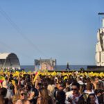 Pedro Sampaio distribuiu leques para o público do Rock In Rio Lisboa. — Foto: Marília Neves/g1