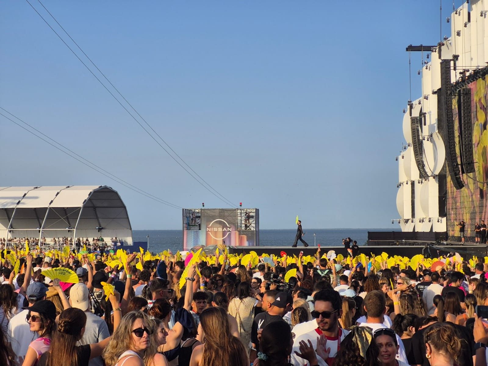 Pedro Sampaio distribuiu leques para o público do Rock In Rio Lisboa. — Foto: Marília Neves/g1