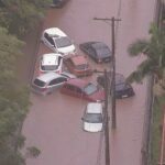 Carros presos em alagamento em Santo André, na Grande SP — Foto: Reprodução/TV Globo