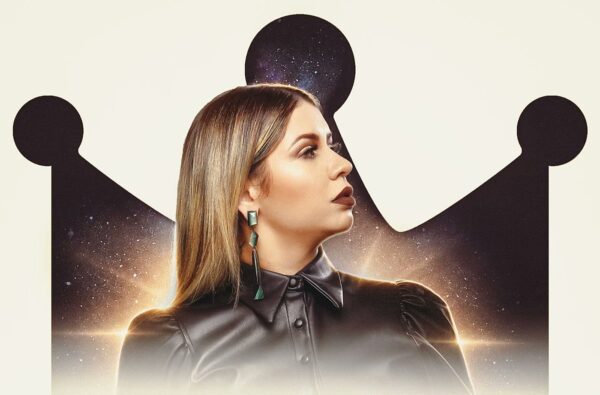 Marília Mendonça (1995 – 2021) tem lançado postumamente o registro oficial da música surgida na internet em 2022 com o título de 'Pequena' — Foto: Divulgação