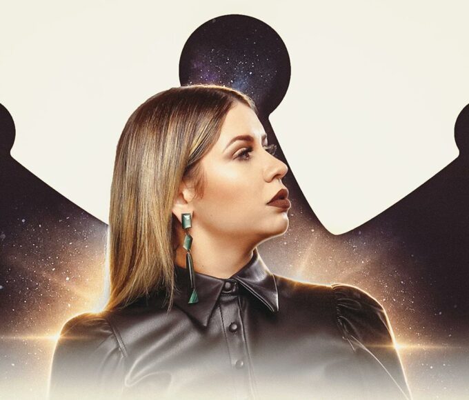 Marília Mendonça (1995 – 2021) tem lançado postumamente o registro oficial da música surgida na internet em 2022 com o título de 'Pequena' — Foto: Divulgação
