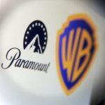 Foto ilustrativa mostra logotipos da Paramount e da Warner Bros — Foto: Reuters