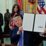 Trump exibe ordem executiva sobre vacinas — Foto: REUTERS/Kylie Cooper