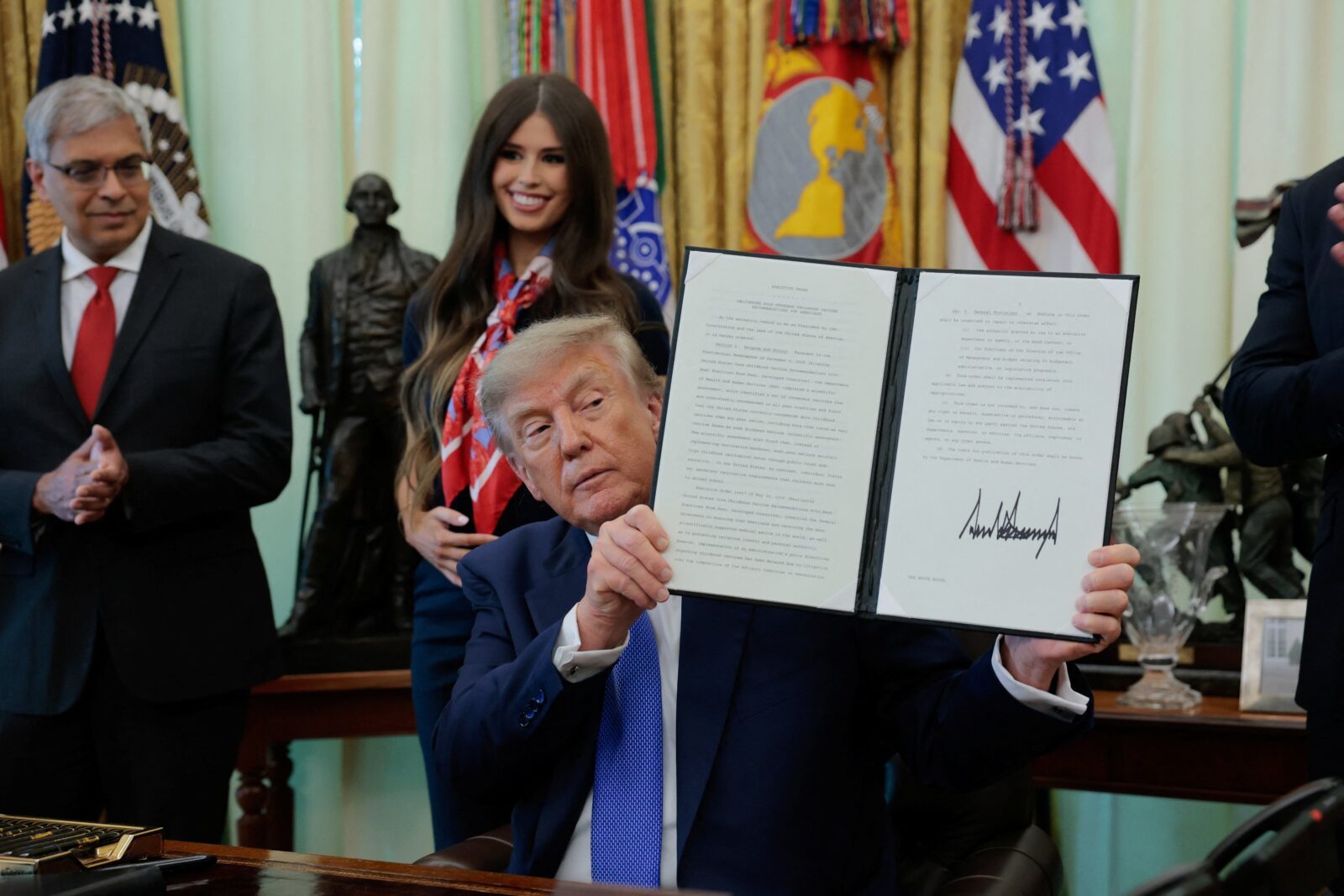 Trump exibe ordem executiva sobre vacinas — Foto: REUTERS/Kylie Cooper