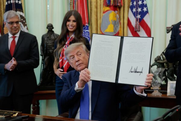 Trump exibe ordem executiva sobre vacinas — Foto: REUTERS/Kylie Cooper