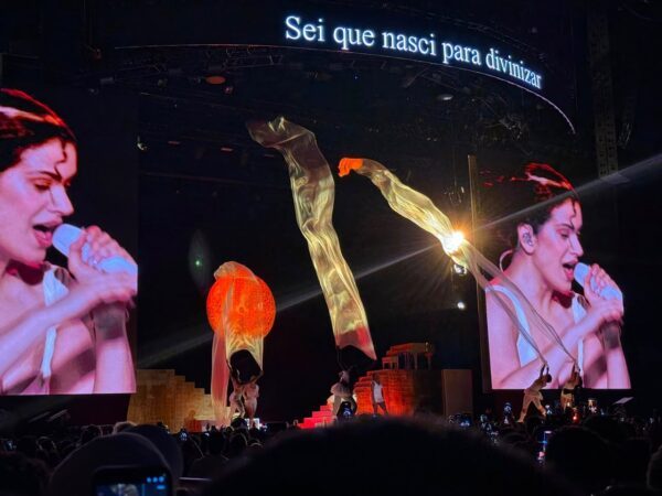 Rosalía se apresentou nesta segunda-feira (11) na Farmasi Arena, no Rio de Janeiro. — Foto: Dora Guerra/g1