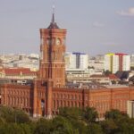 Rotes Rathaus, sede da Prefeitura de Berlim; autoridades da cidade afirmaram que não pagarão resgate ao grupo responsável pelo ataque — Foto: WikiMedia Commons