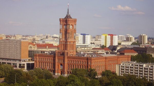 Rotes Rathaus, sede da Prefeitura de Berlim; autoridades da cidade afirmaram que não pagarão resgate ao grupo responsável pelo ataque — Foto: WikiMedia Commons