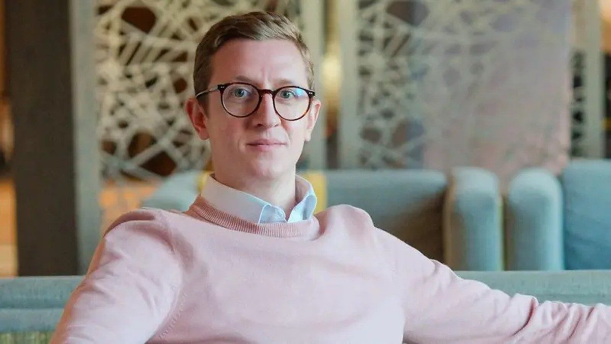 Alex West diz que se lembra dos meses após o nascimento de seus dois filhos como "cinzentos" — Foto: Alex West via BBC