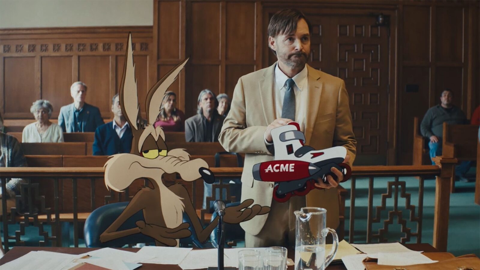 Wile E. Coyote tenta mais uma vez capturar o Papa-Léguas numa cena de 'Coyote Vs. Acme' — Foto: Divulgação