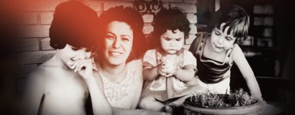 Elis Regina (1945 – 1982) com os três filhos em imagem do documentário 'Elis & eu' — Foto: Reprodução /Vídeo