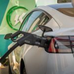 Um carro elétrico é carregado em estação de recarga; estudo analisou o impacto climático da troca de veículos a combustão por modelos elétricos. — Foto: Pexels