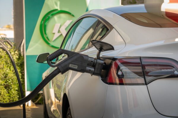 Um carro elétrico é carregado em estação de recarga; estudo analisou o impacto climático da troca de veículos a combustão por modelos elétricos. — Foto: Pexels