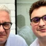 Clément Vandenkerckhove (à direita) com seu pai, o príncipe Laurent. — Foto: Divulgação/BBC