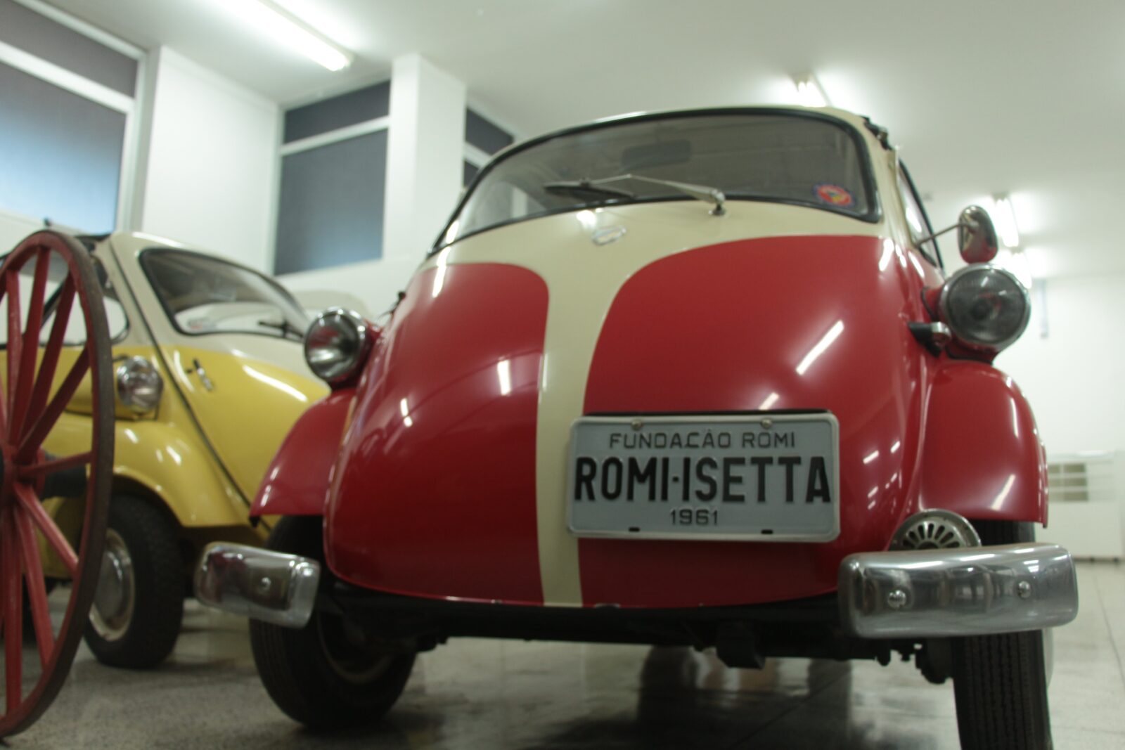 Romi-Isetta tem uma única porta dianteira — Foto: Fundação Romi