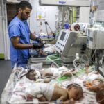 Bebês-prematuros em incubadoras na superlotada Unidade de Terapia Intensiva Neonatal (UTIN) do Complexo Médico Nasser, em Khan Yunis, no sul da Faixa de Gaza — Foto: BASHAR TALEB / AFP
