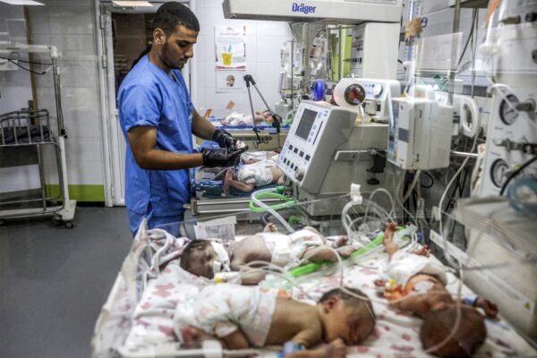 Bebês-prematuros em incubadoras na superlotada Unidade de Terapia Intensiva Neonatal (UTIN) do Complexo Médico Nasser, em Khan Yunis, no sul da Faixa de Gaza — Foto: BASHAR TALEB / AFP