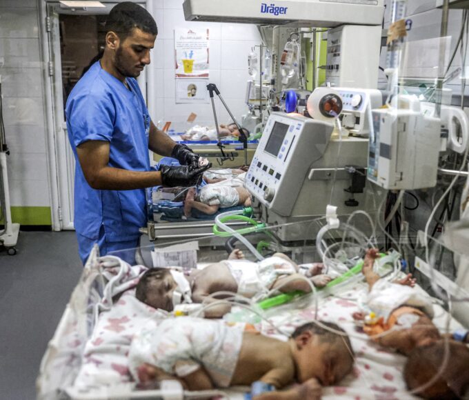 Bebês-prematuros em incubadoras na superlotada Unidade de Terapia Intensiva Neonatal (UTIN) do Complexo Médico Nasser, em Khan Yunis, no sul da Faixa de Gaza — Foto: BASHAR TALEB / AFP