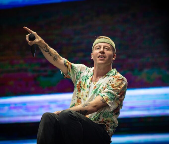 Macklemore canta durante show no Lollapalooza 2019 — Foto: Fábio Tito/G1