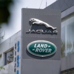 Logotipos das marcas britânicas Jaguar e Land Rover, pertencentes à indiana Tata Motors, em frente a uma concessionária em Nova Délhi, na Índia. — Foto: Reuters