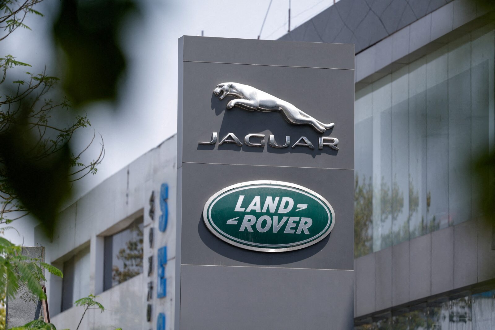 Logotipos das marcas britânicas Jaguar e Land Rover, pertencentes à indiana Tata Motors, em frente a uma concessionária em Nova Délhi, na Índia. — Foto: Reuters