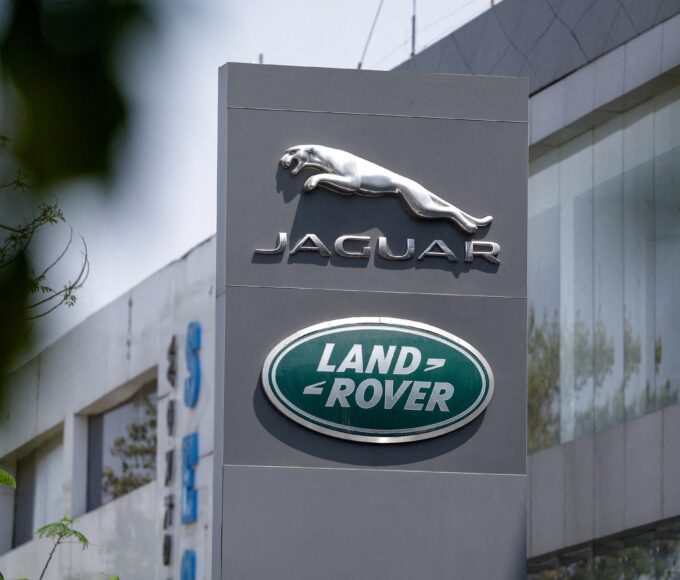 Logotipos das marcas britânicas Jaguar e Land Rover, pertencentes à indiana Tata Motors, em frente a uma concessionária em Nova Délhi, na Índia. — Foto: Reuters