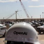 Estruturas de aço de data centers em construção durante uma visita às instalações da OpenAI em Abilene, no Texas — Foto: Shelby Tauber / Reuters