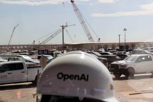 Estruturas de aço de data centers em construção durante uma visita às instalações da OpenAI em Abilene, no Texas — Foto: Shelby Tauber / Reuters