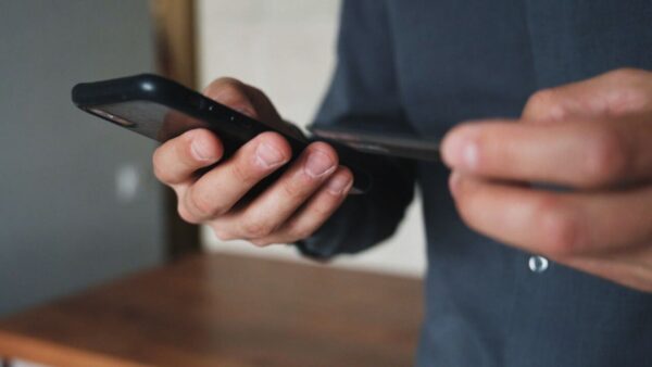 Após a receptação, os celulares seguiam para núcleos especializados responsáveis por modificar o IMEI — Foto: Reprodução/TV Globo