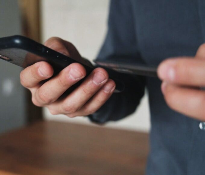 Após a receptação, os celulares seguiam para núcleos especializados responsáveis por modificar o IMEI — Foto: Reprodução/TV Globo
