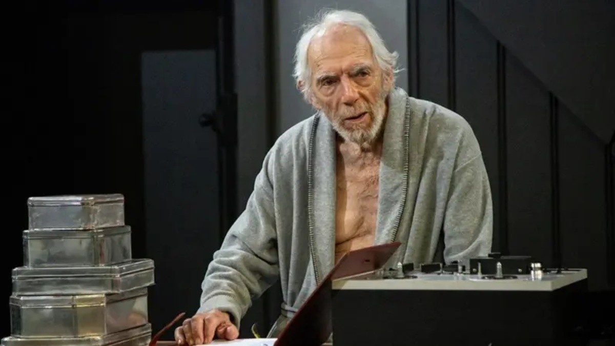 Peter Marinker, diagnosticado com Alzheimer há dois anos, começou em junho os ensaios da peça A Última Gravação de Krapp, de Samuel Beckett — Foto: Stagefright Films