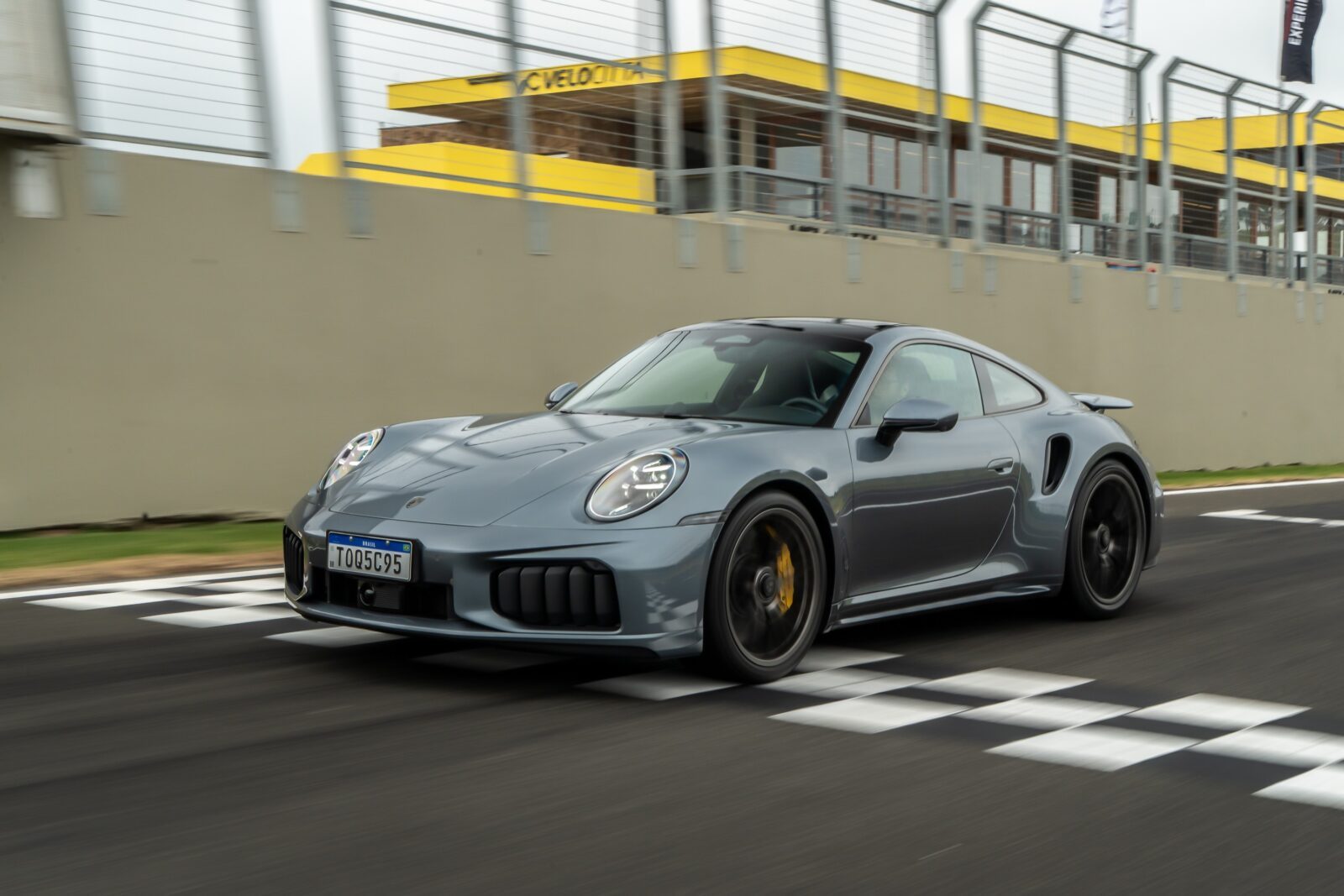 Porsche 911 Turbo S no autódromo Velocitta em Mogi Guaçu (SP) — Foto: Divulgação / Porsche