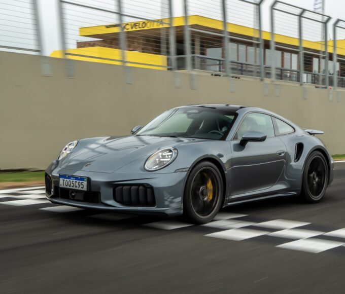 Porsche 911 Turbo S no autódromo Velocitta em Mogi Guaçu (SP) — Foto: Divulgação / Porsche